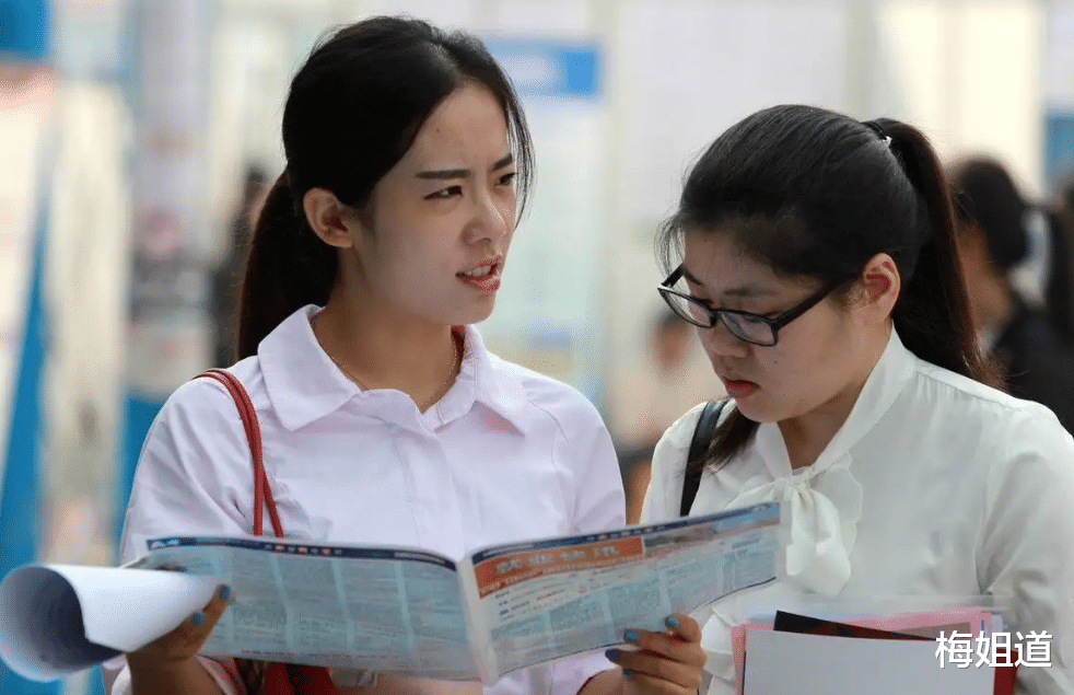 |95后女大学生反向操作,从设计院离职后当“保安”,网友表示费解