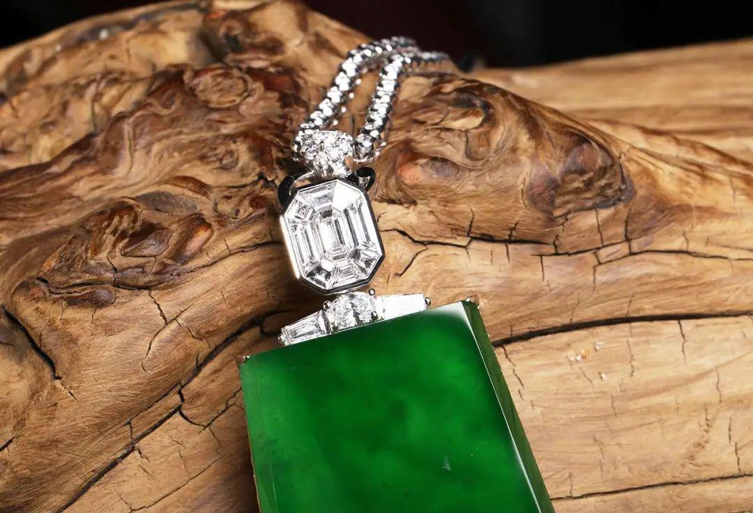 核桃|龘藏2022冬拍欣呈顶级帝王绿翡翠 I 首推「巨版平安无事牌」