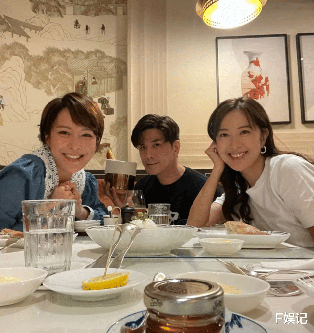 唐诗咏|伍允龙请唐诗咏张曦雯吃饭为两人庆生 3人不停拍合照友情深