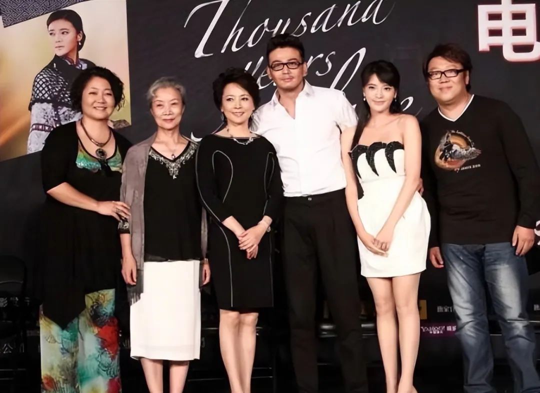 64岁张瑜这状态真好,穿小黑裙气质太优雅,皮肤细嫩光滑如少女