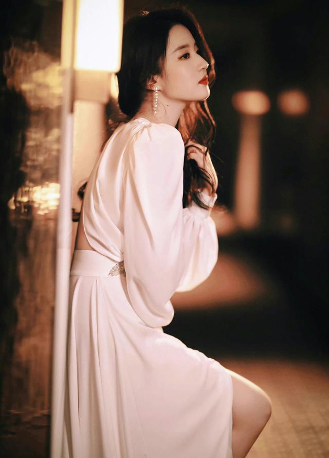 刘亦菲|仙女出街！刘亦菲武汉线下活动生图好美，一袭白裙优雅又贵气