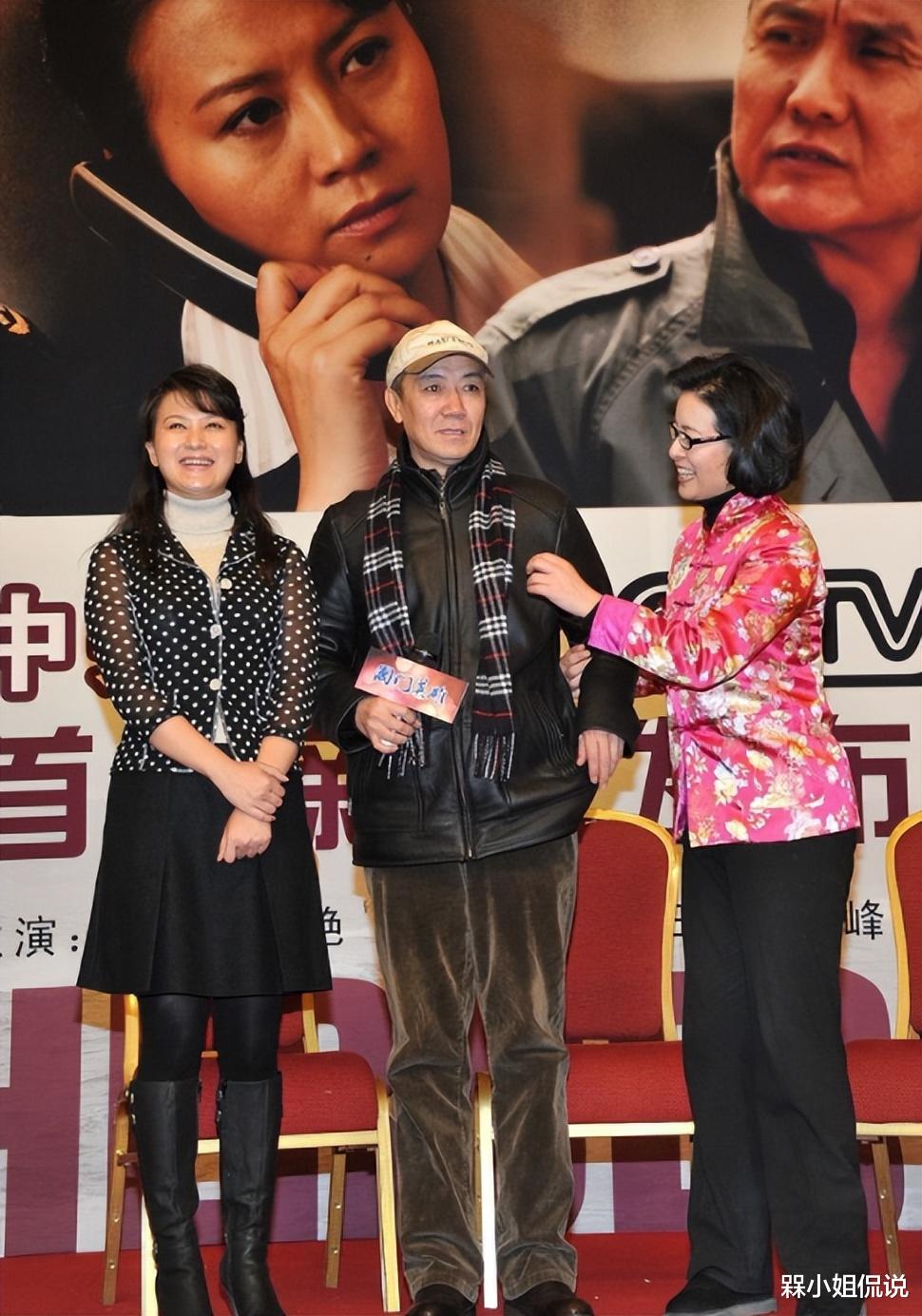 李幼斌|李幼斌夫妇罕见同台，俩人一脸严肃像陌生人，三婚老婆发福也好美