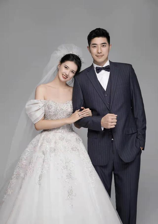 张常宁|张常宁最新写真出炉！嫁给吴冠希后，女排9号主攻，享受幸福人生