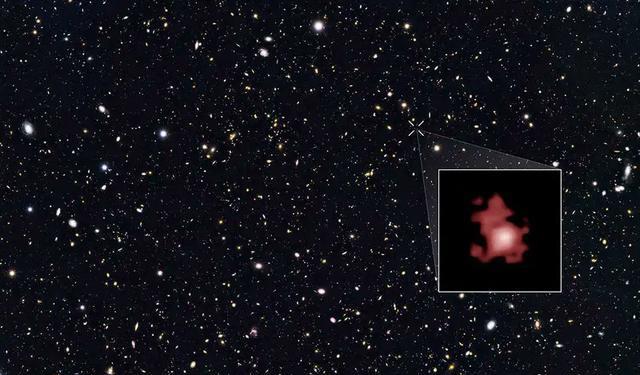 这居然是宇宙诞生3亿年后就出现的一个星系!模样为啥像西红柿?