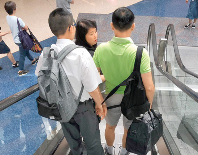 陈锦鸿|陈锦鸿陪妻儿出行，15岁自闭症儿子1米8太瞩目