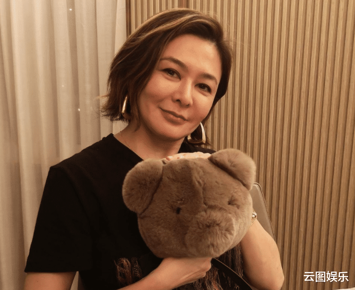 关之琳|59岁关之琳参加派对,与富豪前任同框不尴尬,对方年轻女友罕露面