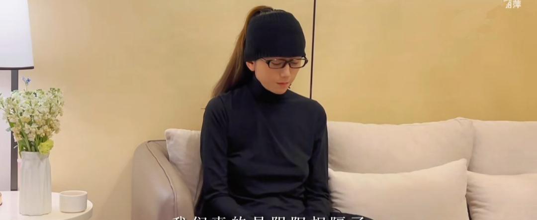 杨丽萍|杨丽萍穿一身黑衣怀念舞伴王迪,晒出生前照让人动容