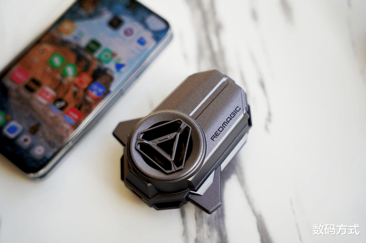 散热器|红魔散热背夹成游戏党关注重点 结冰仅需五分钟