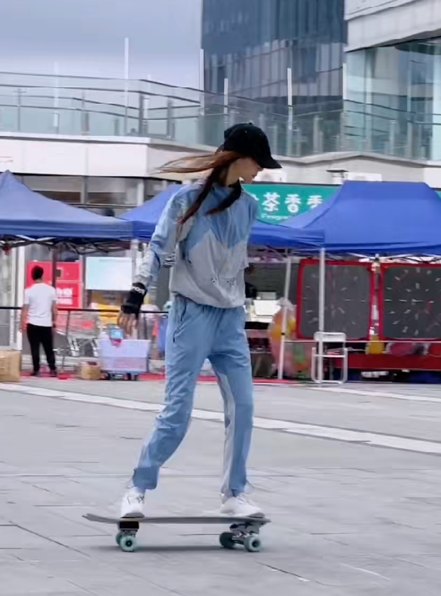 金晨|金晨大街上素颜玩滑板！身材太瘦衣服显空荡，一双大长腿超抢镜