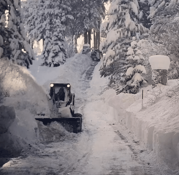杰瑞米·雷纳|杰瑞米·雷纳术后首晒照,插鼻管半边脸红肿,伤势严重无法打字