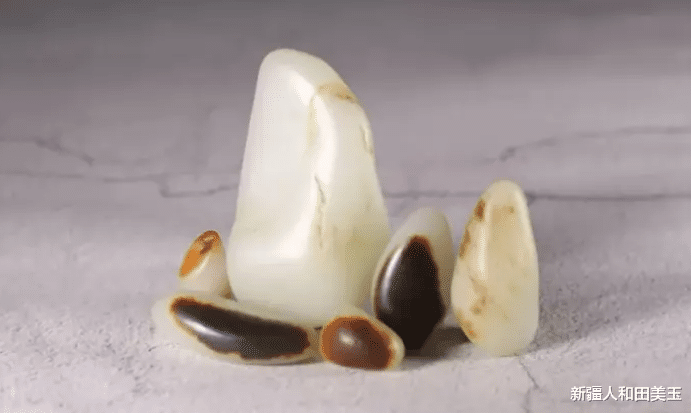 和田玉籽料|和田玉籽料怎样看皮识肉？学会这4招可就赚大了！快来看看吧