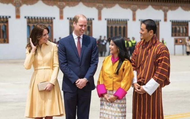 辛格|不丹大公主个子娇小，俏皮仰望凯特，二公主凤眼迷人比纪子妃还美