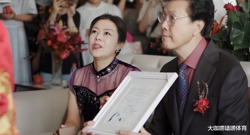 陈冠希|泪目！张常宁大婚，异母哥哥强忍腰伤+背160斤妹妹上车，父亲心疼