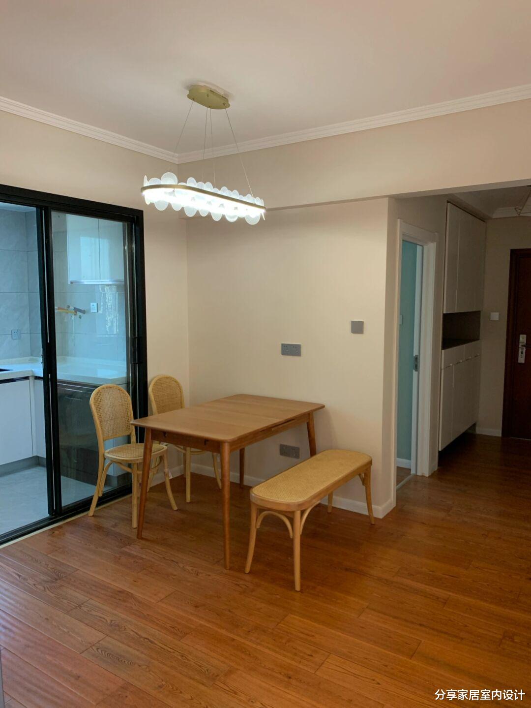 第一次装修新房，全屋坚持选择木地板，电视墙打满柜子非常实用！