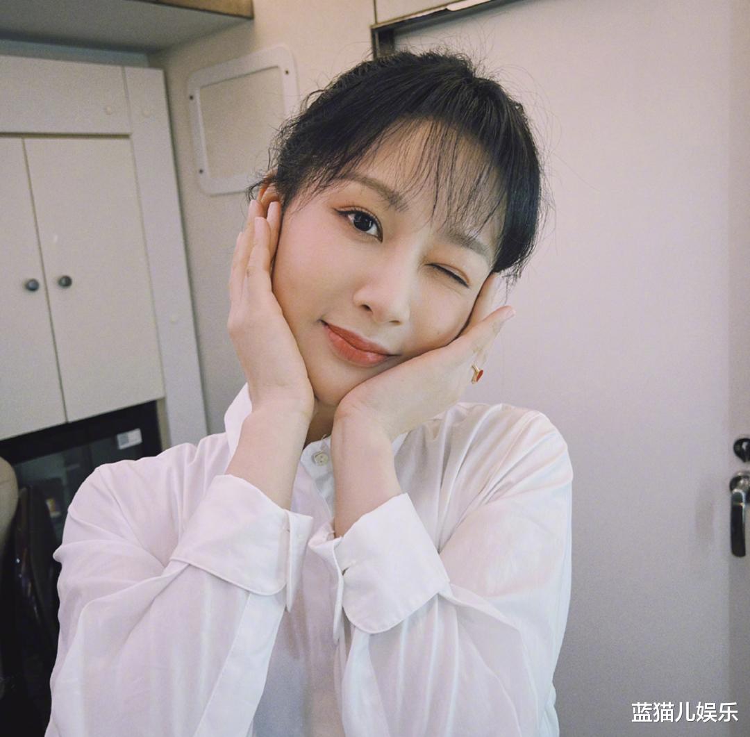 杨紫|杨紫参加婚礼照曝光，衣着朴素不抢新娘风头，与小朋友合影超亲切