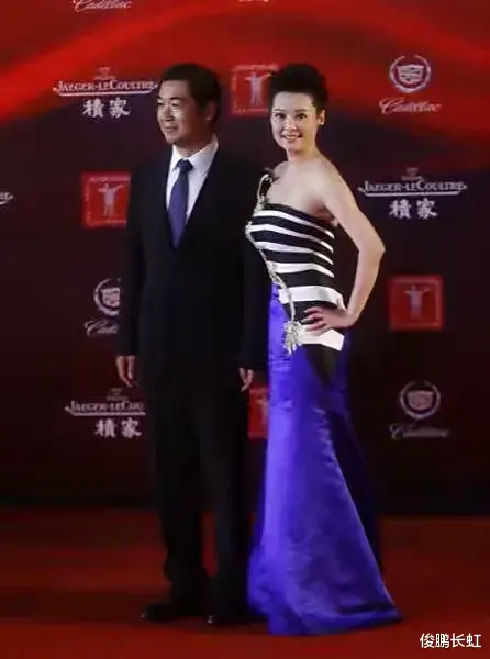 袁立|张国立袁立高调牵手走红毯。袁立一袭拼接抹胸连衣裙展现“花瓶”好身材