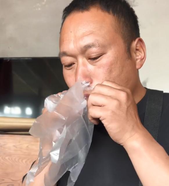 网红张同学玩擦边?520做巧克力用一次性手套,网友:该封