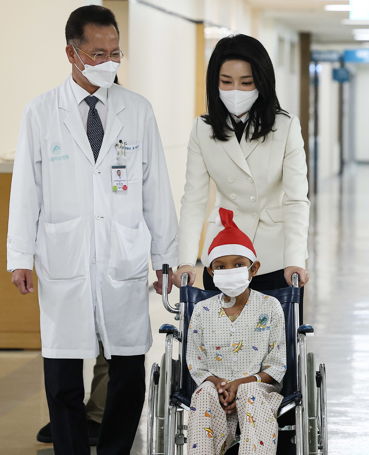 京东 韩国第一夫人真成劳模了？换新发型亮相又把人惊艳，挡不住少女感