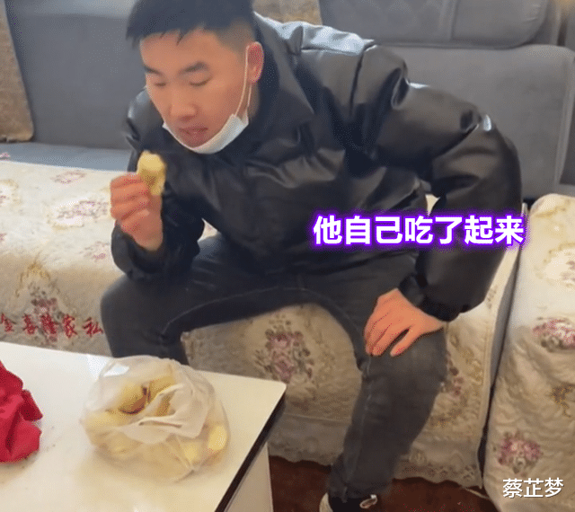 死缠烂打了?河南一00后相亲被拒,仍隔三岔五地给女孩送“礼物”