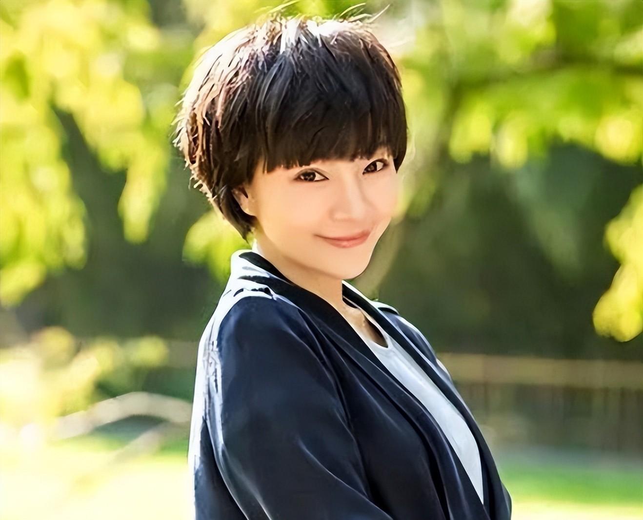 |王蓝一：当过月薪500导游，撞脸董卿搭档宋英杰，婚姻低调有一女