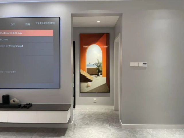 104平四口之家,客厅激光投影太过瘾,整柜的手办太壮观