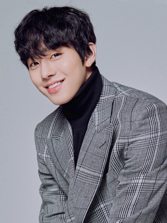 安孝燮|《社内相亲》安孝燮戏内是社长，现实中也是社长！「公司代表」是他的名字