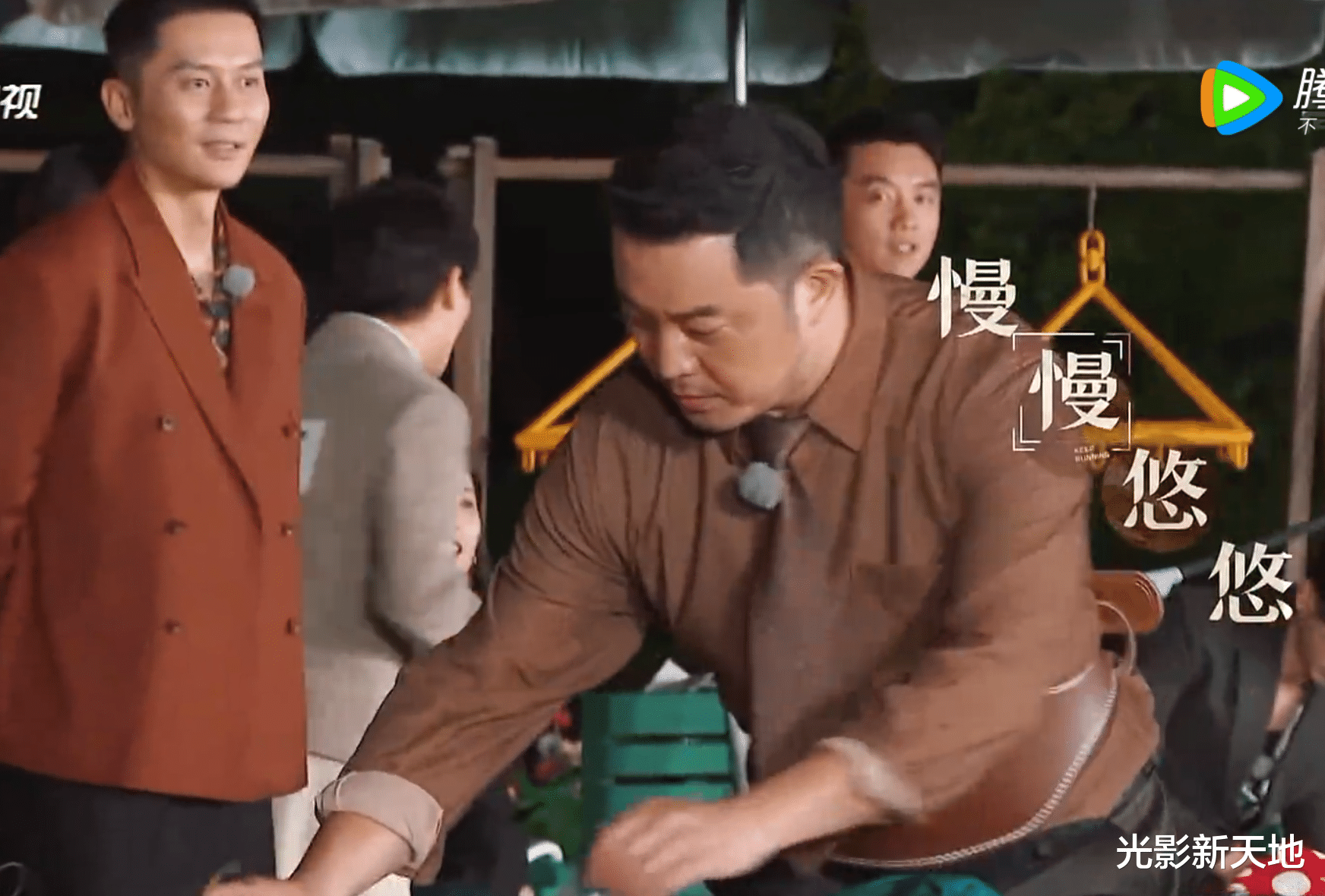 奔跑吧兄弟|《奔跑吧》首期嘉宾多达12人,没有综艺感还摸鱼,难怪口碑不佳