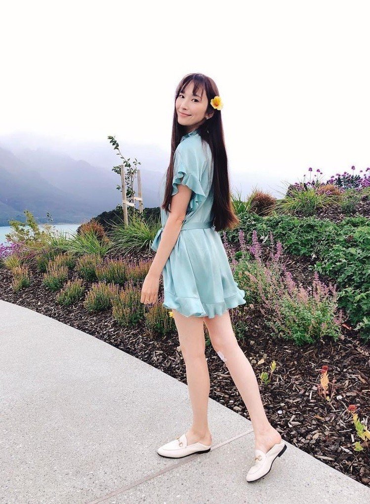 装嫩界代表孙艺珍减龄穿搭靠老爹鞋，40岁吴佩慈重开私服日记装