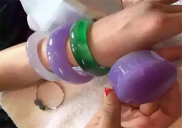 翡翠|美爆啦!10万块钱买来的翡翠原石,一刀切出帝王紫!