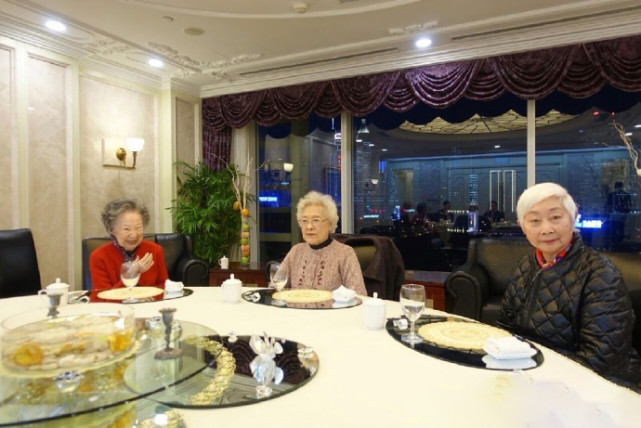 赵丽颖|95岁卢燕晒合影悼念秦怡李蔷华：只要爱的记忆还在，生命便不会消逝