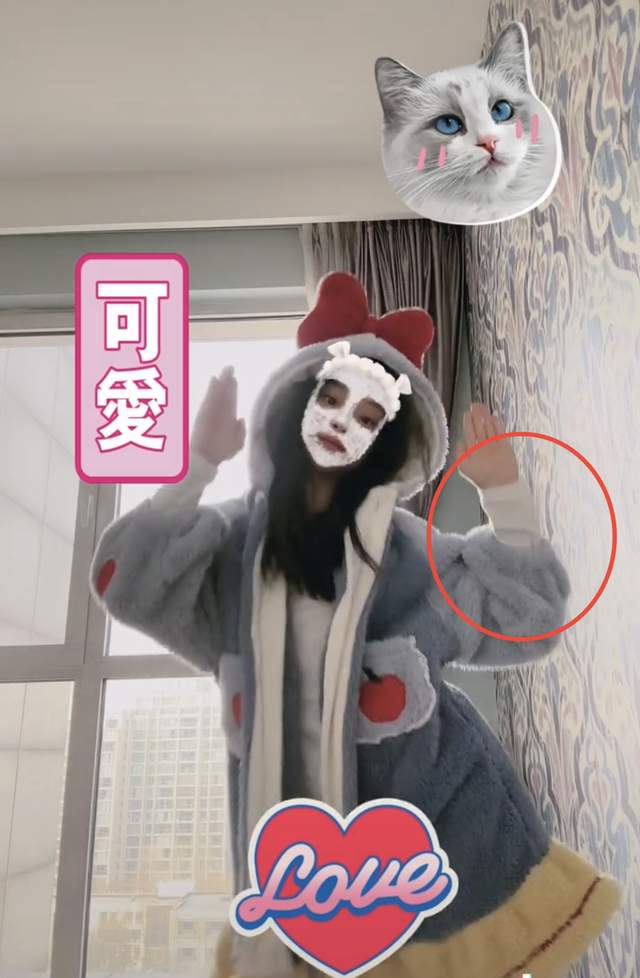 贾云馨|甜馨美出新高度！房间内景装修简朴，穿百元旧睡衣热舞像极李小璐