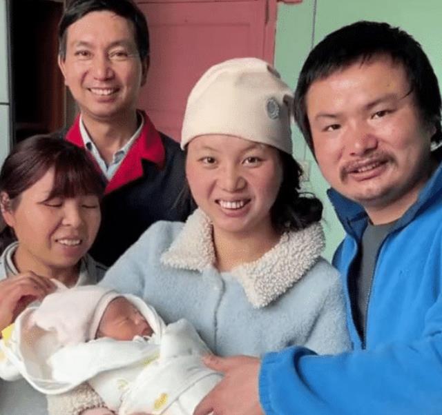 二胎|牛爱芳晒出二胎近况,被网友质疑是假娃娃,为圆谎拿保温箱当借口