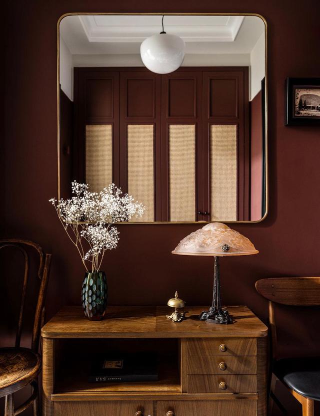 用舒适的深色调+复古风家具，实现老房逆袭，90平公寓的优雅世界