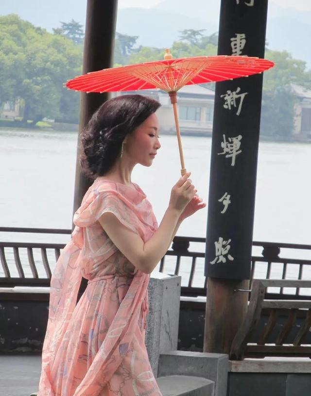 吕薇|歌唱家吕薇：与男友分手后和妈妈抱头痛哭，51岁终获幸福