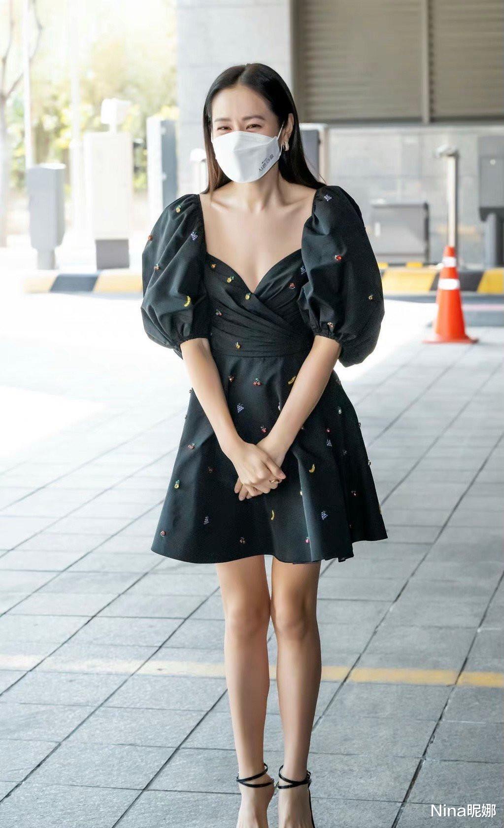 孙艺珍|孙艺珍结婚后首次公开露面,穿小黑裙秀身材,满脸笑容害羞似小媳妇