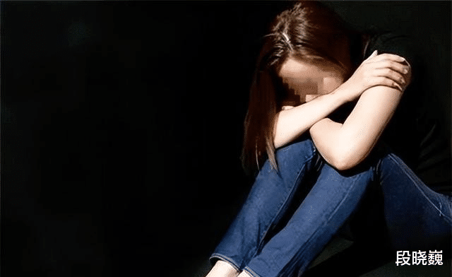 四人当众扒掉女子衣服示众,场面一度混乱!