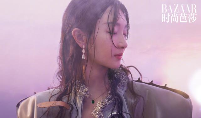 周冬雨|周冬雨登时尚芭莎12月封面，真空穿铠甲露蚂蚁腰，完成女刊大满贯