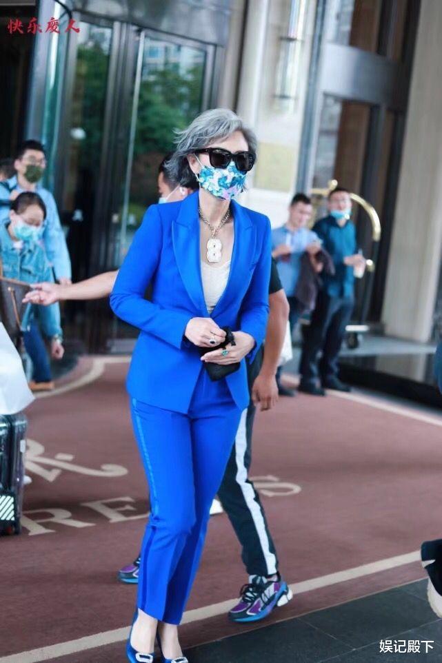 榨菜 六十岁叶倩文太酷了，着装霸气，发型不羁，走在街头洒脱又养眼！
