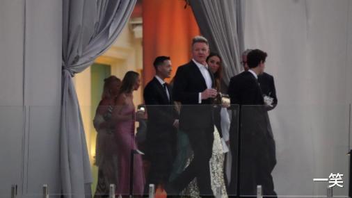 贝克汉姆|贝克汉姆23岁长子大婚，穿白色礼服致敬父母，婚宴上被女方立家规