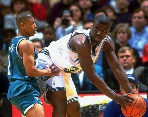 格里芬|博格斯身高仅1米6,是NBA最矮的球员,他为何能在联盟立足14年?