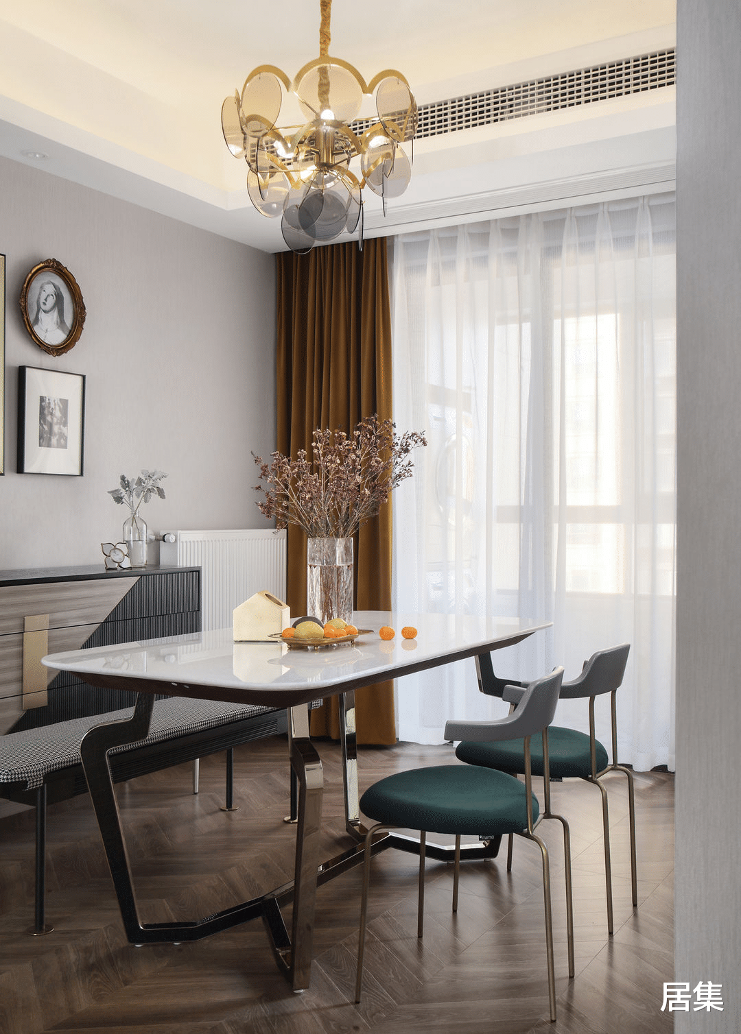 简单的配色，融入轻奢元素，混搭出时尚高档的精装小屋