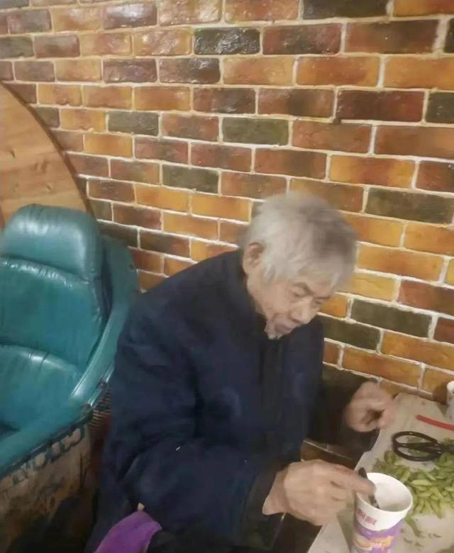 他9年拿假币买2000多次面条,到死都没被揭穿:这是最善意的谎言
