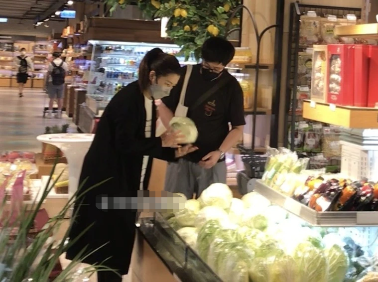 Selina|任家萱与小7岁男友约会！手臂烧伤疤痕明显，两人无名指婚戒抢眼