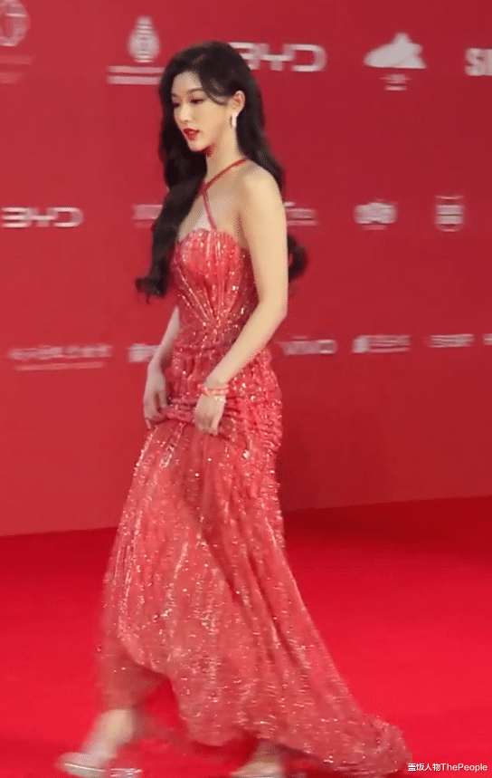 洪欣 又见红毯!袁姗姗现“发光眼屎”,富大龙罕露面,洪欣夫妇秀恩爱