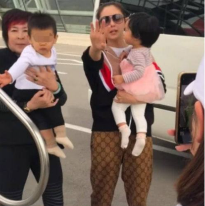张雨绮|张雨绮接龙凤胎下课！两个保姆全程跟随帮忙，孩子打扮帅气可爱