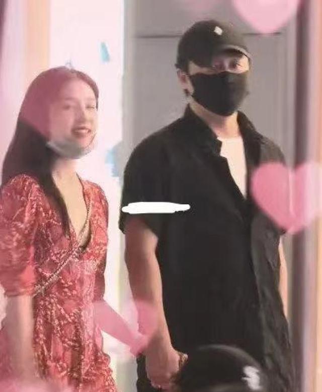 陈思诚|陈思诚携家人泰国庆生,23岁女友跟其父母合照,得到家人认可