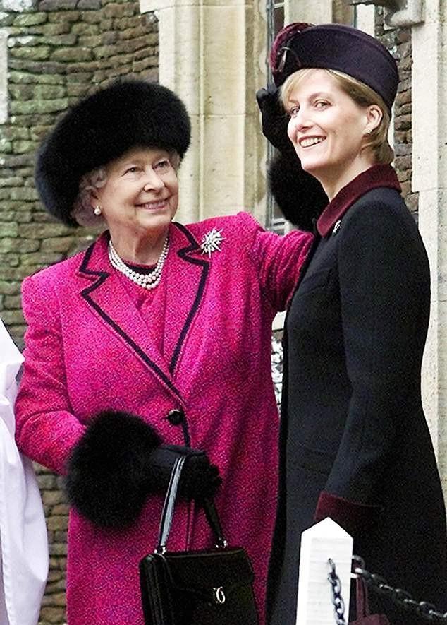 红眼|女王唯一的原配儿媳:苏菲为婆婆守灵哭红眼,卡米拉摆出王后姿态