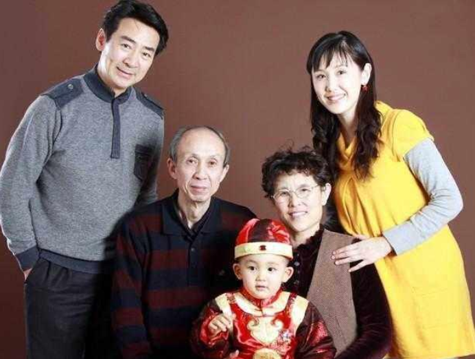 寇振海|李婷：嫁给大21岁的寇振海，为54岁的他生儿子，婚姻状况如何了？