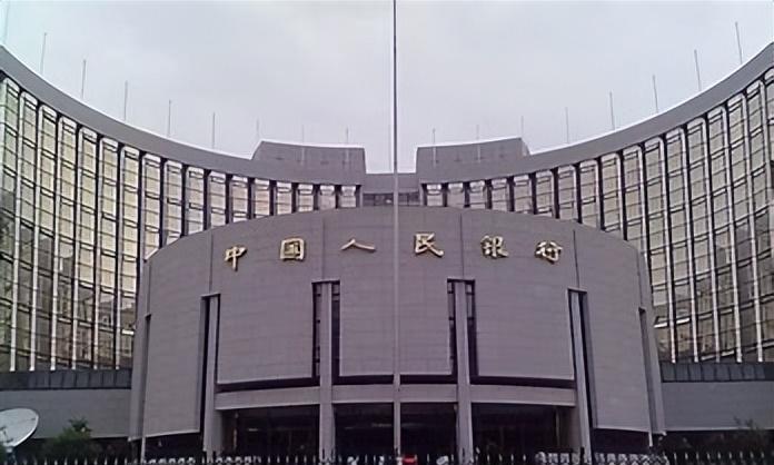 2012年八旬老太银行取钱,5万存款只剩20,银行:给你50算照顾你