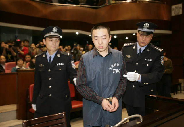 2006年银行ATM机损失20万,取钱小伙一审被判无期,最后结果如何